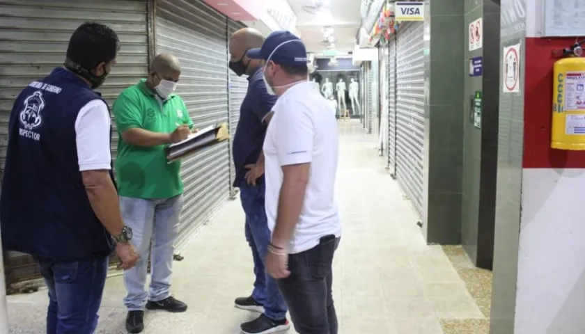 Operativo de cierre del Centro Comercial Colombia.