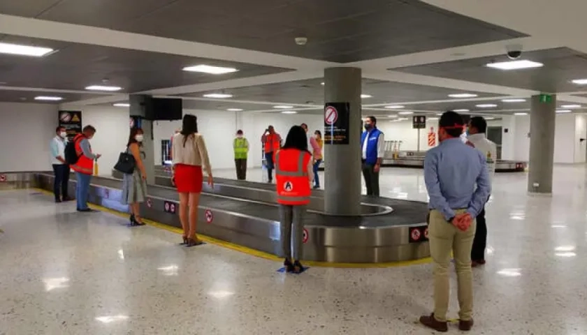Equipo técnico de la Aeronáutica Civil durante una visita a uno de los aeropuertos.
