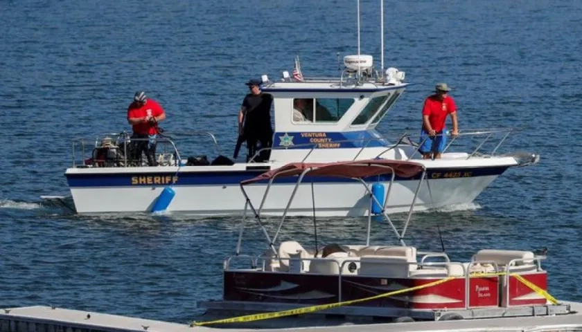 Un barco en el lago Piru donde desapareció la actriz Naya Rivera y hoy fue hallado un cuerpo.