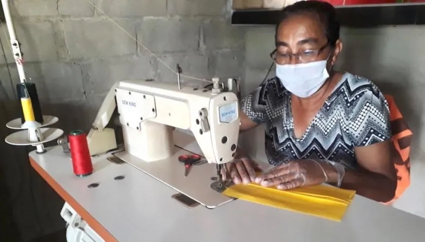 Una modista de la Zona Bananera confeccionando elementos de bioseguridad.