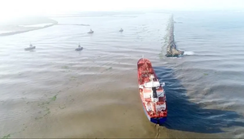 Posición del buque en Bocas de Ceniza.