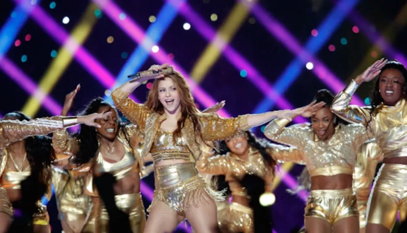 Shakira con la chaqueta que subastará.