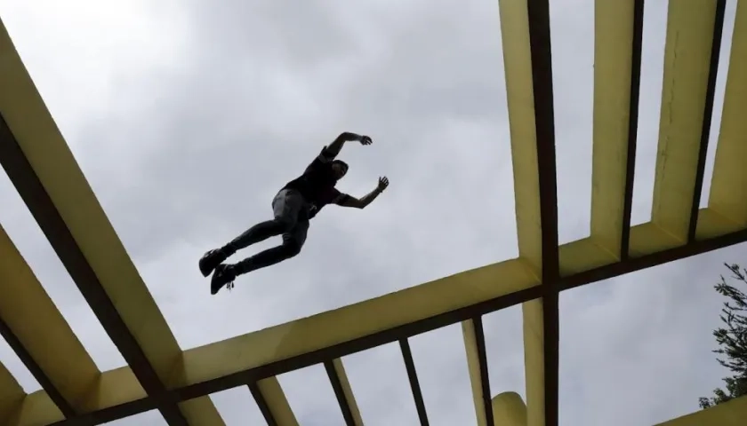 Un joven durante un entrenamiento de parkour, en Bogotá (Colombia).
