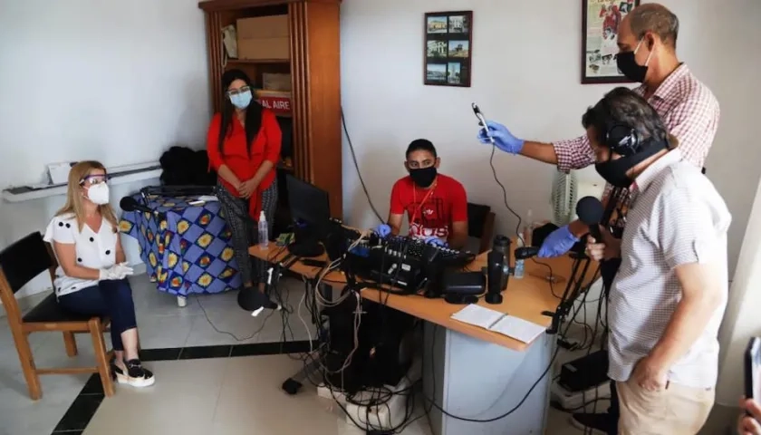 La Gobernadora Elsa Noguera participando en el programa radial.