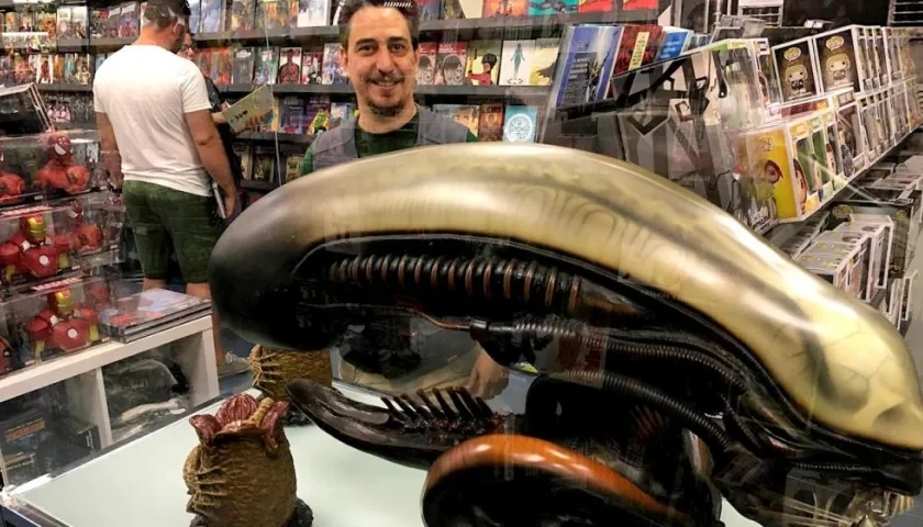 Sergio López, en su tienda de cómics en la calle Zaragoza de la capital andaluza, Nostromo, que ha ganado el premio Will Eisner Spirit of Comics Retailer.