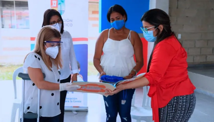 Gobernadora entrega los textos en Piojó.