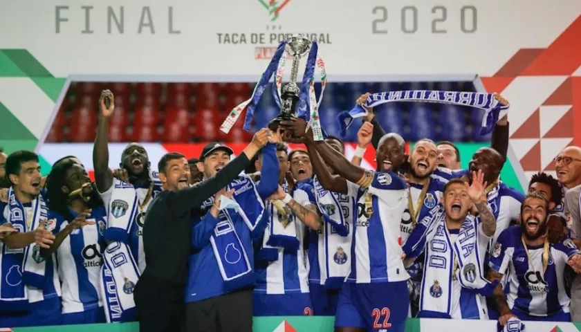 Jugadores de Oporto celebrando el título.