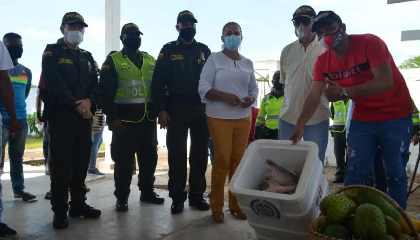 A Edwin García le regalaron una cava de pescado y frutas.