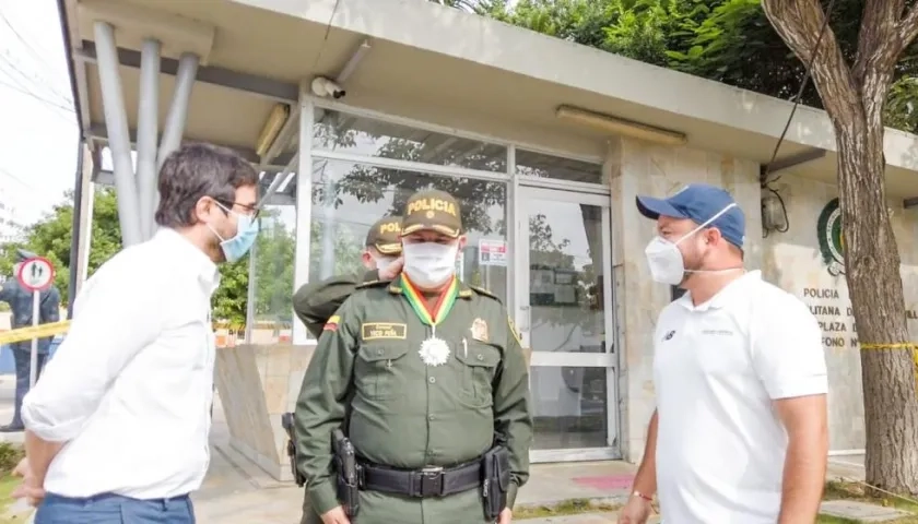 El coronel Yecid Peña cuando recibía la medalla.