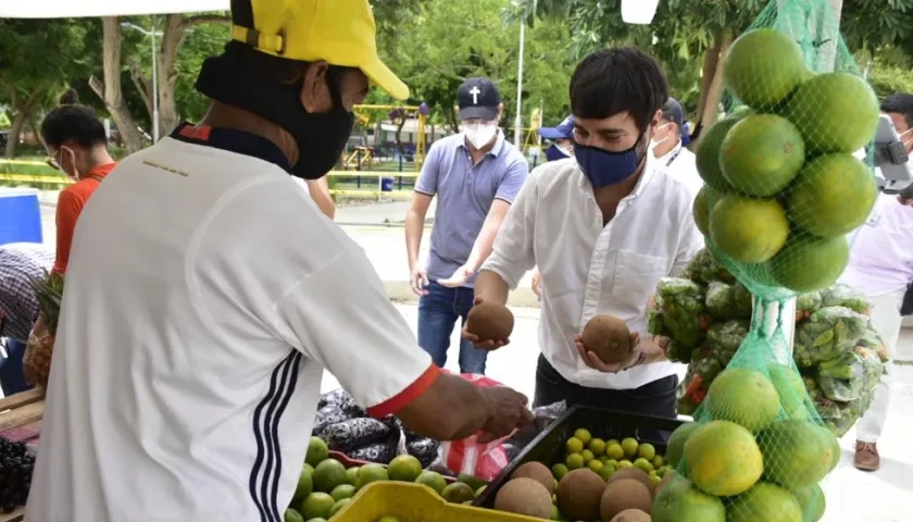 Jaime Pumarejo en el 'Mercado a tu barrio'