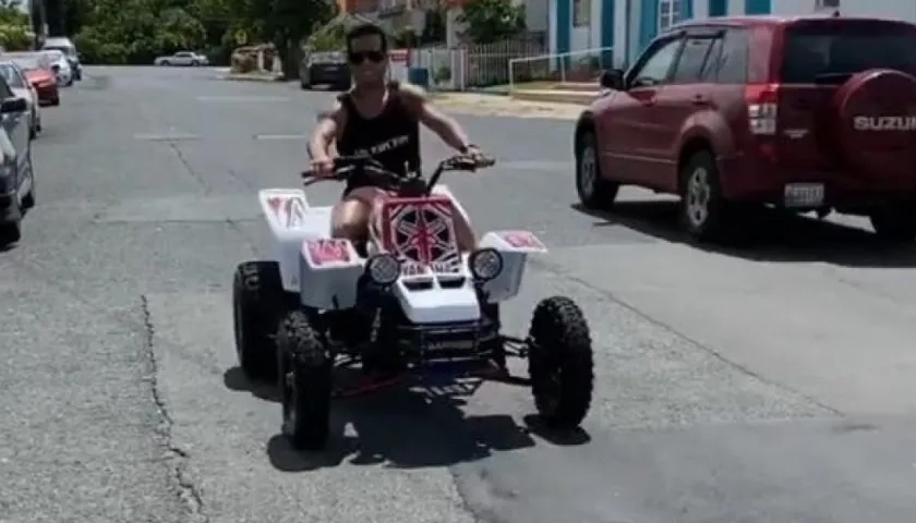 Tito el Bambino conduciendo una cuatrimoto