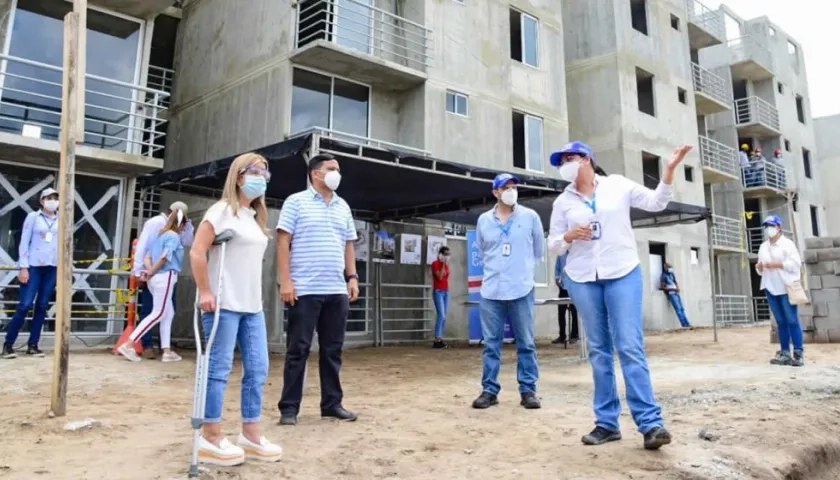 La Gobernadora Elsa Noguera inspeccionando las obras.
