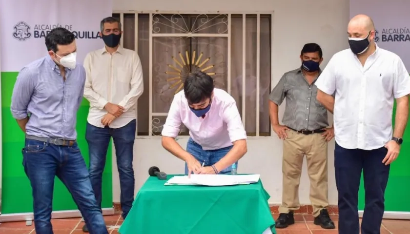El Alcalde Jaime Pumarejo sancionando el Acuerdo.