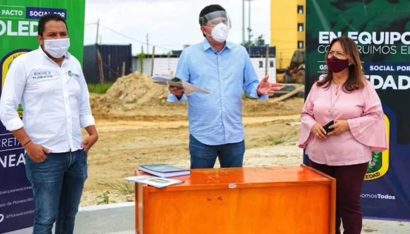 El Alcalde Rodolfo Ucrós, protocolizando la entrega del lote.