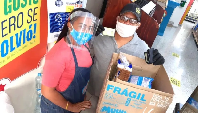 Beneficiarios haciendo efectivos los bonos.