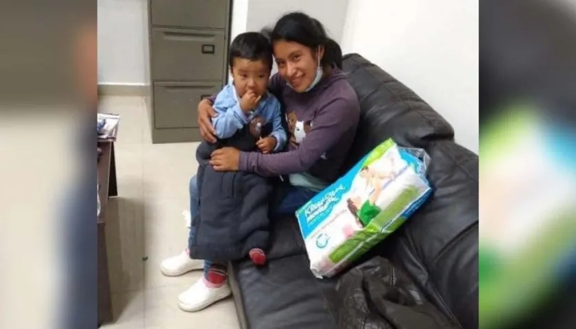 Juanita Pérez con su hijo.