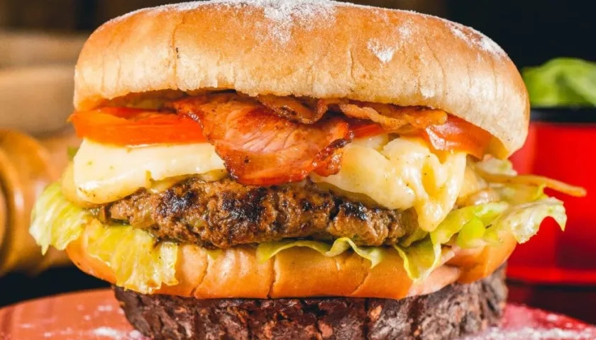 Esta es una de las hamburguesas participantes en el evento gastronómico de Malambo.