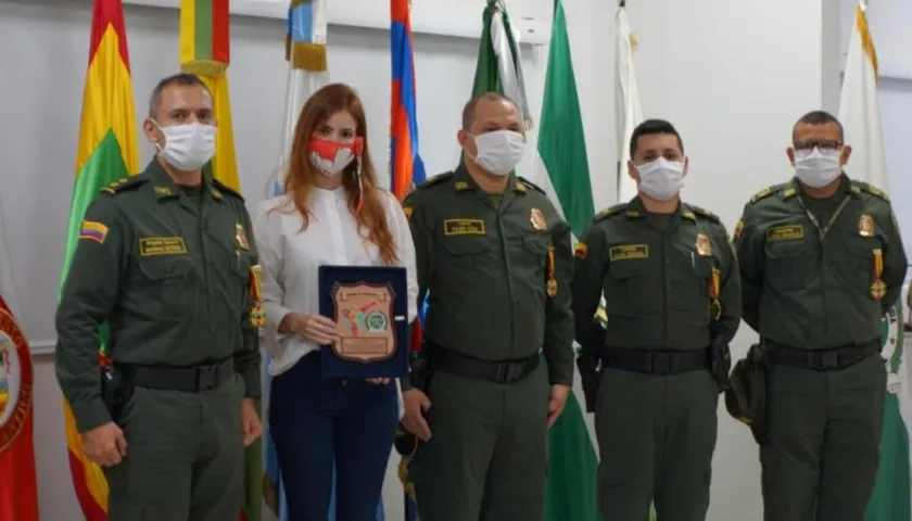 Entrega del reconocimiento a la Primera Dama del Distrito, Silvana Puello, y los tres uniformados condecorados.