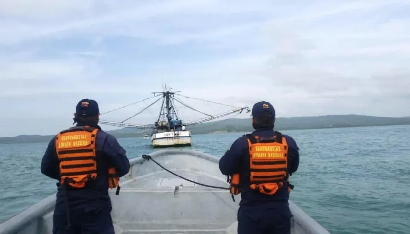 Personal de Guardacostas durante la maniobra de asistencia y remolque.