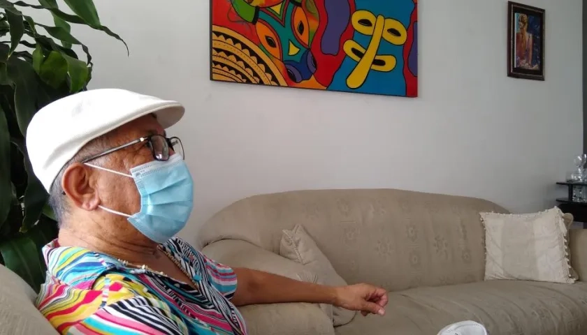 Iván Manjarrés, recuperado de Covid-19 en la sala de su casa.