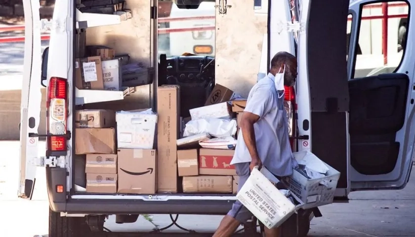 El retraso se debe en parte a un plan de recortes impulsado por el nuevo director del Servicio Postal.