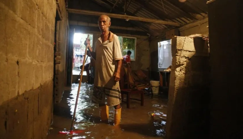 Este hombres es uno de los afectados por el desbordamiento del arroyo El Sapo