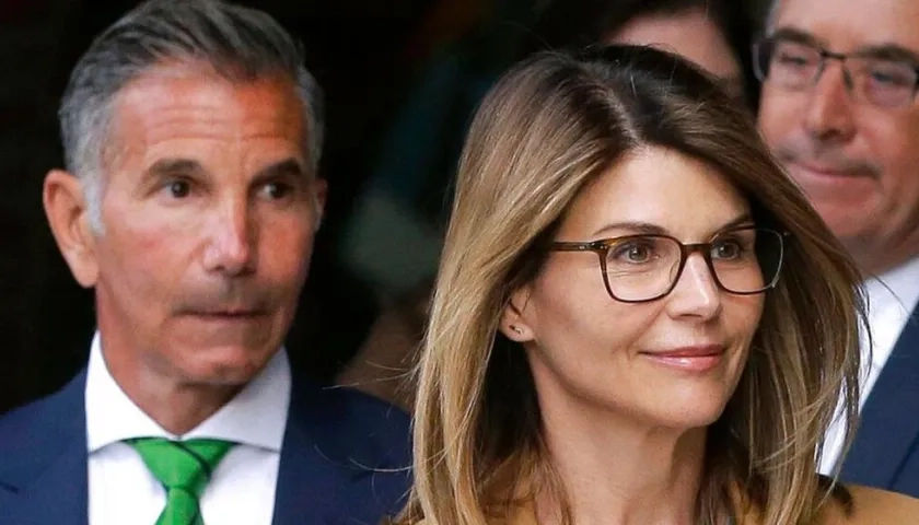 Lori Loughlin y, a la izquierda, su esposo el diseñador de moda Mossimo Giannulli.