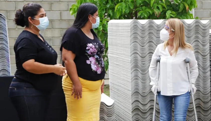 La gobernadora en la entrega de los materiales en los municipios.