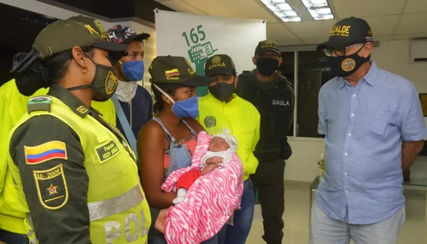 Entrega de bebé raptada en Cartagena.