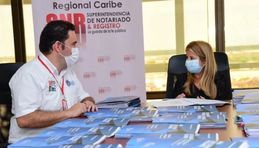 La gobernadora Elsa Noguera, con Daniel Castro de la regional de Supernotariado.