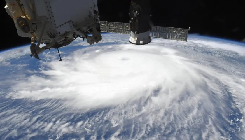 Chris Cassidy desde la estación espacia: "Vistas del huracán Laura tomadas desde  @Space_Station hoy. Manténganse a salvo todos".