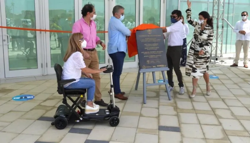 Develación de la placa conmemorativa de la Caja de Cristal.