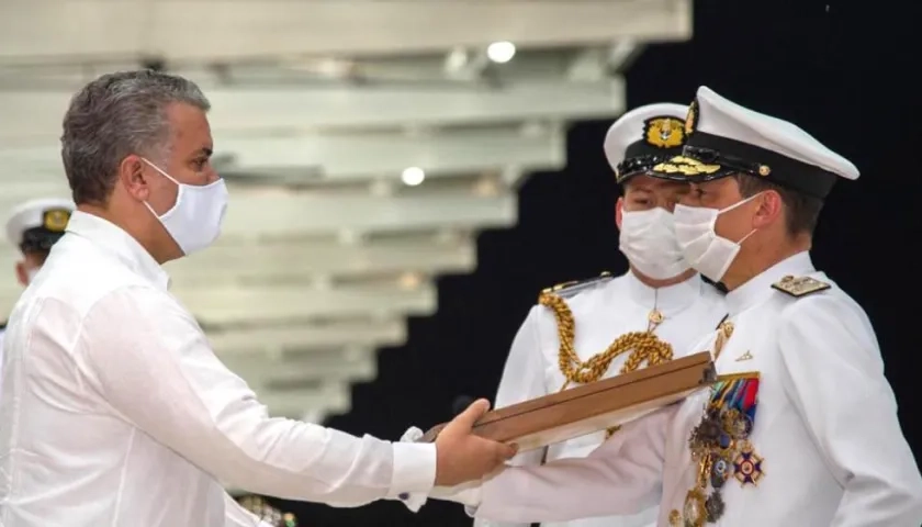 El Presidente Iván Duque y el nuevo Comandante, Vicealmirante Gabriel Alfonso Pérez Garcés.