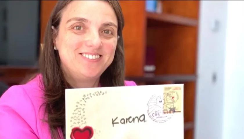 La Ministra Karen Abudinen mostrando el sobre dirigido a sus sobrinos.