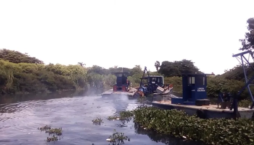 El equipo de dragado en el sector.