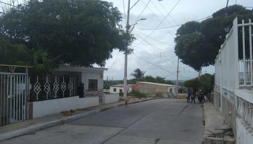De este poste cayó la guaya que mató a la mujer. 
