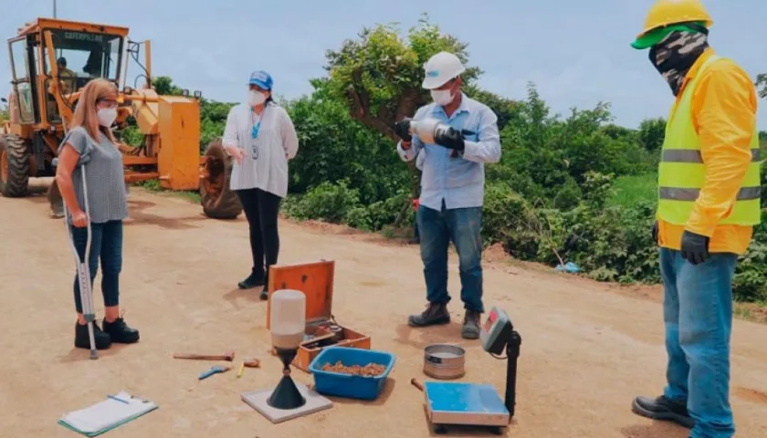 La Gobernadora en la inspección de obras de la vía Santa Lucía – Las Compuertas (Manatí)