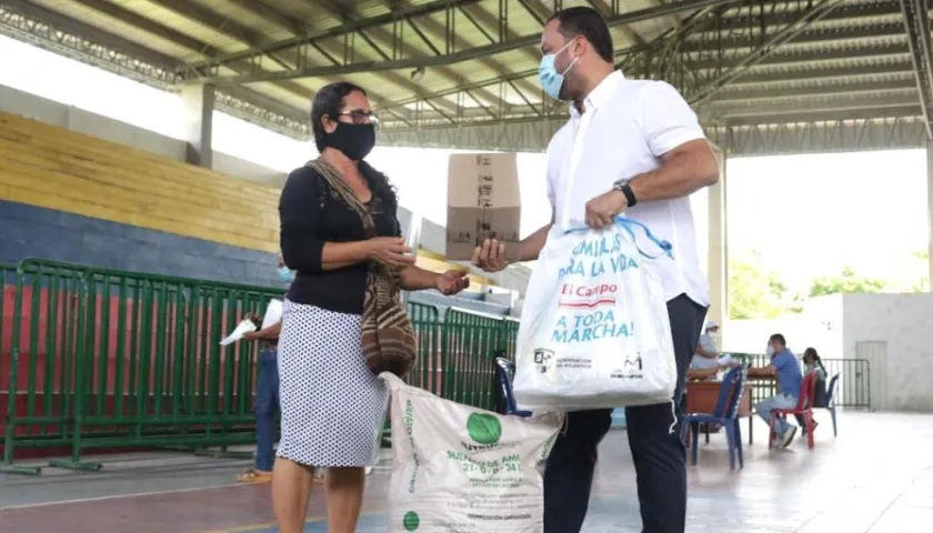 El Alcalde José Fernando Vargas entregando el kit a una beneficiaria.