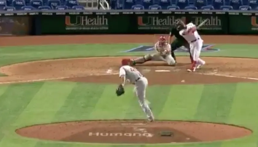 Jorge Alfaro conectando el hit de oro de anoche.