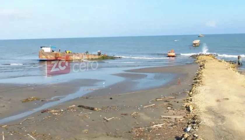 Labores de desencallamiento de la barcaza.