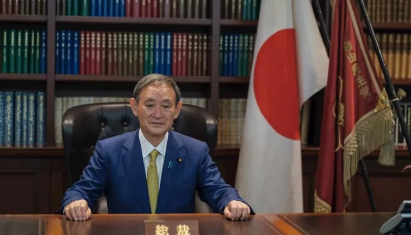 El nuevo líder del PLD, Yoshihide Suga, posa para una imagen oficial en su despacho.