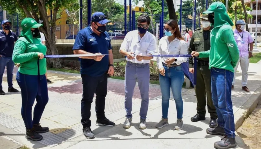 El Alcalde Jaime Pumarejo y el Gerente de la ADI Alberto Salah, cortando la cinta.