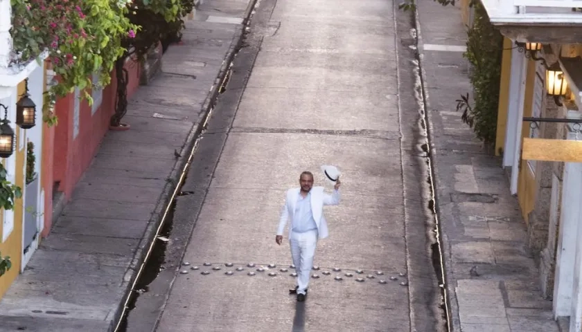 Contraportada del libro donde aparece Hernán Urbina.