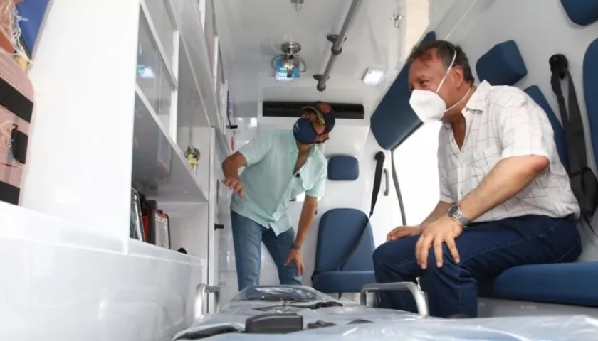 El Alcalde Jaime Pumarejo y el Viceministro Luis Alexander Moscoso, en una de las ambulancias.
