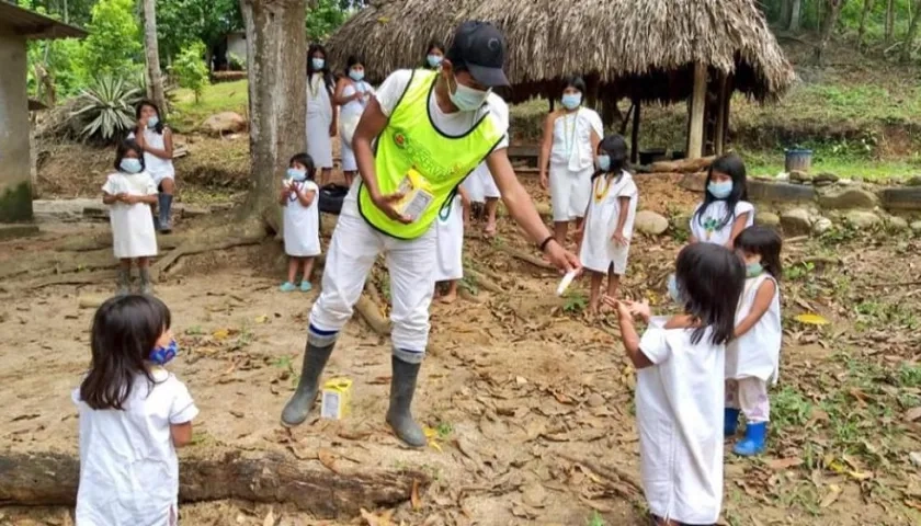 Niños Kogui recibiendo las ayudas.