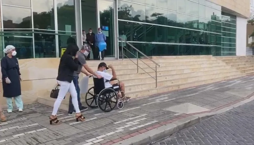 El empresario Antonio Vergel saliendo de la clínica.