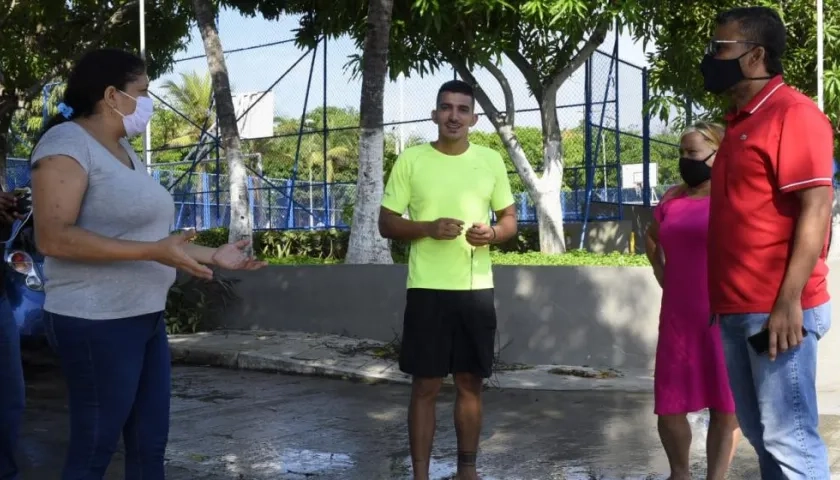 La comunidad advirtió del cobro del transporte de las láminas que llegaron para ayudarlos.
