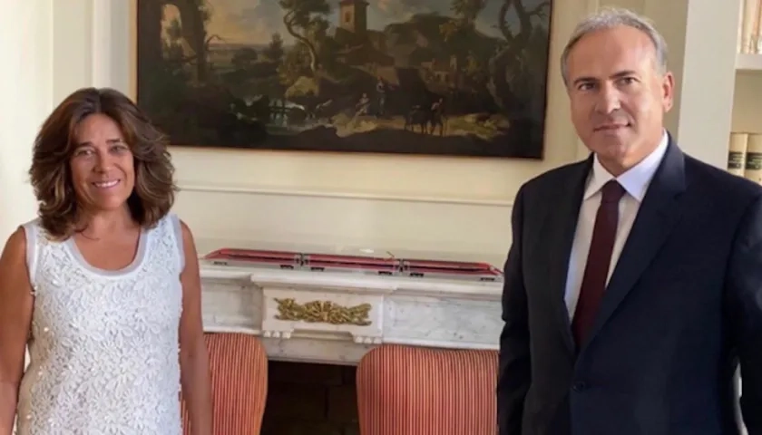 La Embajadora en Italia, Gloria Isabel Ramírez, y el director General del Grupo FS Italiane, Gianfranco Battisti.