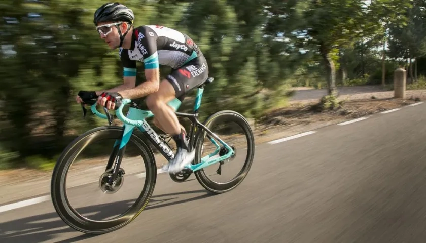 Simon Yates luce los nuevos colores del equipo. 