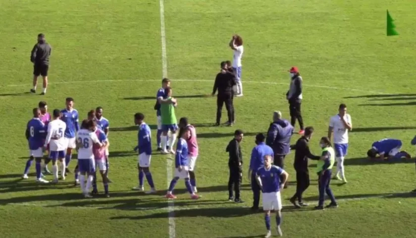 Jugadores mientras atienden a Alex Apolinário. 